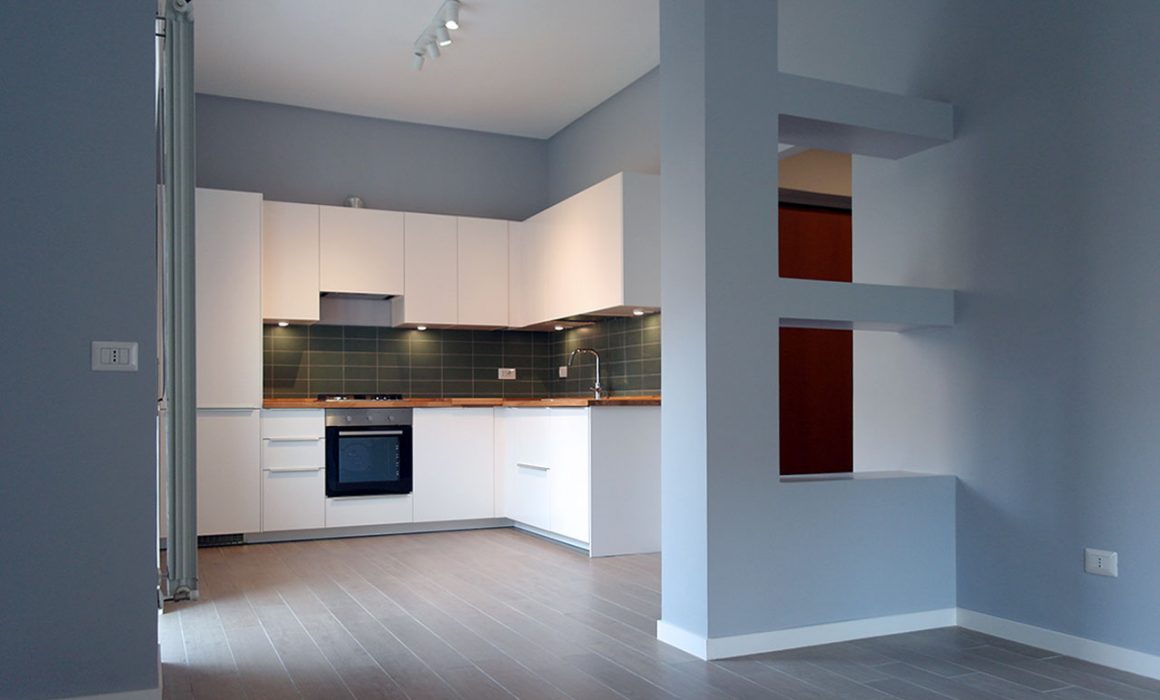 Ciampino appartamento ristrutturato cucina bianca e pareti azzurre